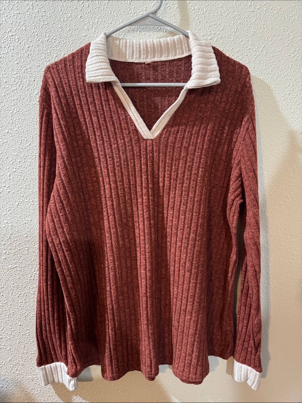Rust Ribbed V-Neck Sweater with Cream Collar - Women